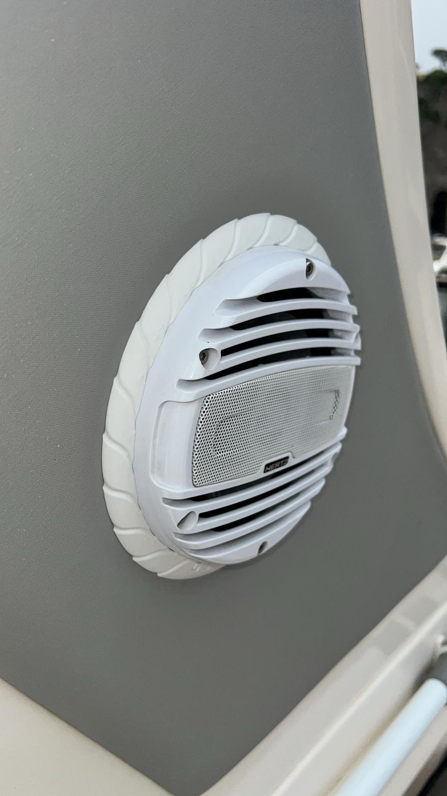 Cornice speaker installata