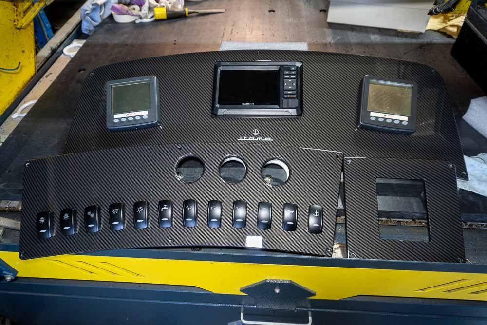 Plancia Itama completa carbon look con display e switch integrati